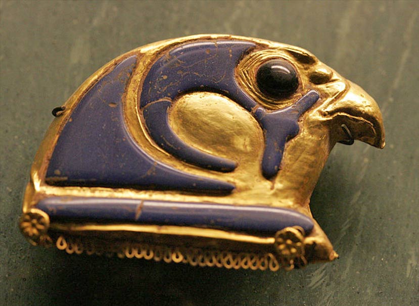 Testa di Horus, in oro e vetro. Museo del Louvre, Parigi (Foto di Rama)