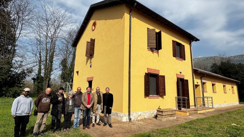 La nuova foresteria "Casa Ninfa". Da destra, il presidente Lipu Alessandro Polinori, il presidente della Fondazione Roffredo Caetani Massimo Amodio, staff e volontari della Lipu