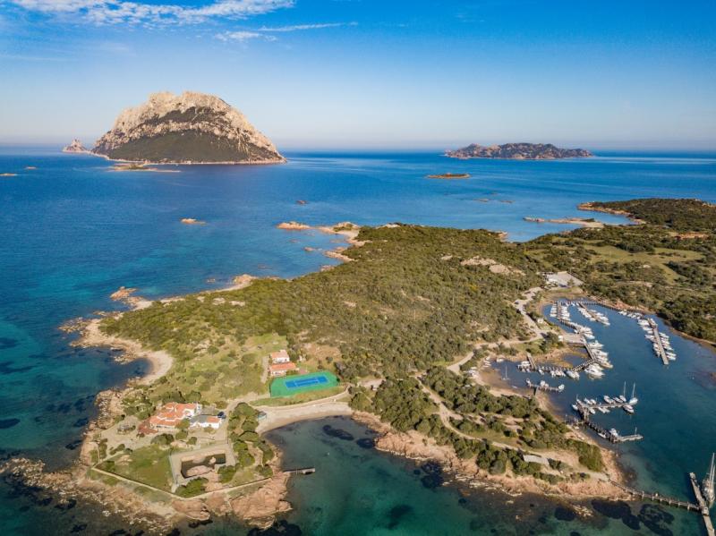 Cala Finanza, sullo sfondo l'Isola di Tavolara