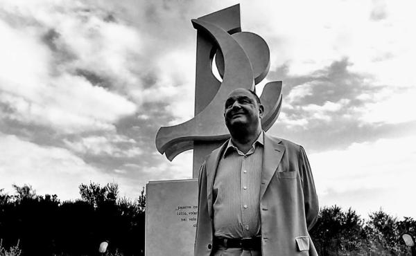 Paolo Isotta ritratto in occasione della visita al monumento dedicato a Pier Paolo Pasolini nel Centro habitat mediterraneo della Lipu a  Ostia 