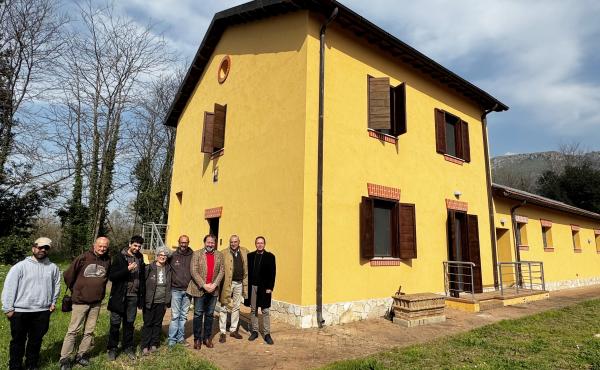 La nuova foresteria "Casa Ninfa". Da destra, il presidente Lipu Alessandro Polinori, il presidente della Fondazione Roffredo Caetani Massimo Amodio, staff e volontari della Lipu