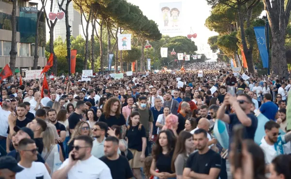 Manifestazioni contro il resort in Albania