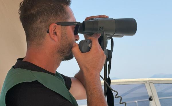 Sorveglianza di una guardia volontaria in mare