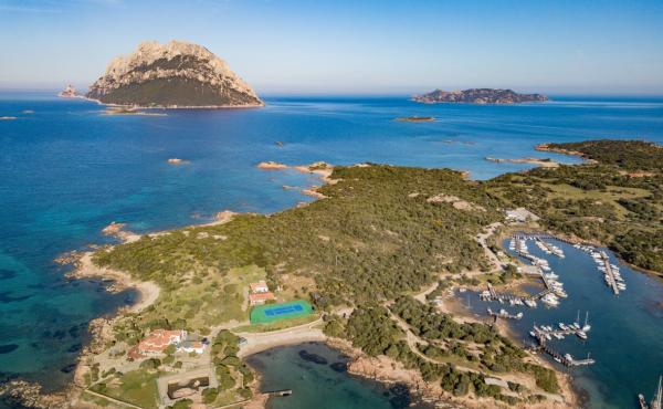 Cala Finanza, sullo sfondo l'Isola di Tavolara